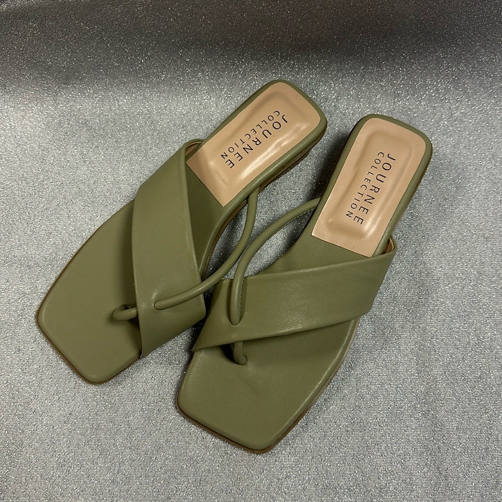 Journee Collection Thong Sandals Size 9